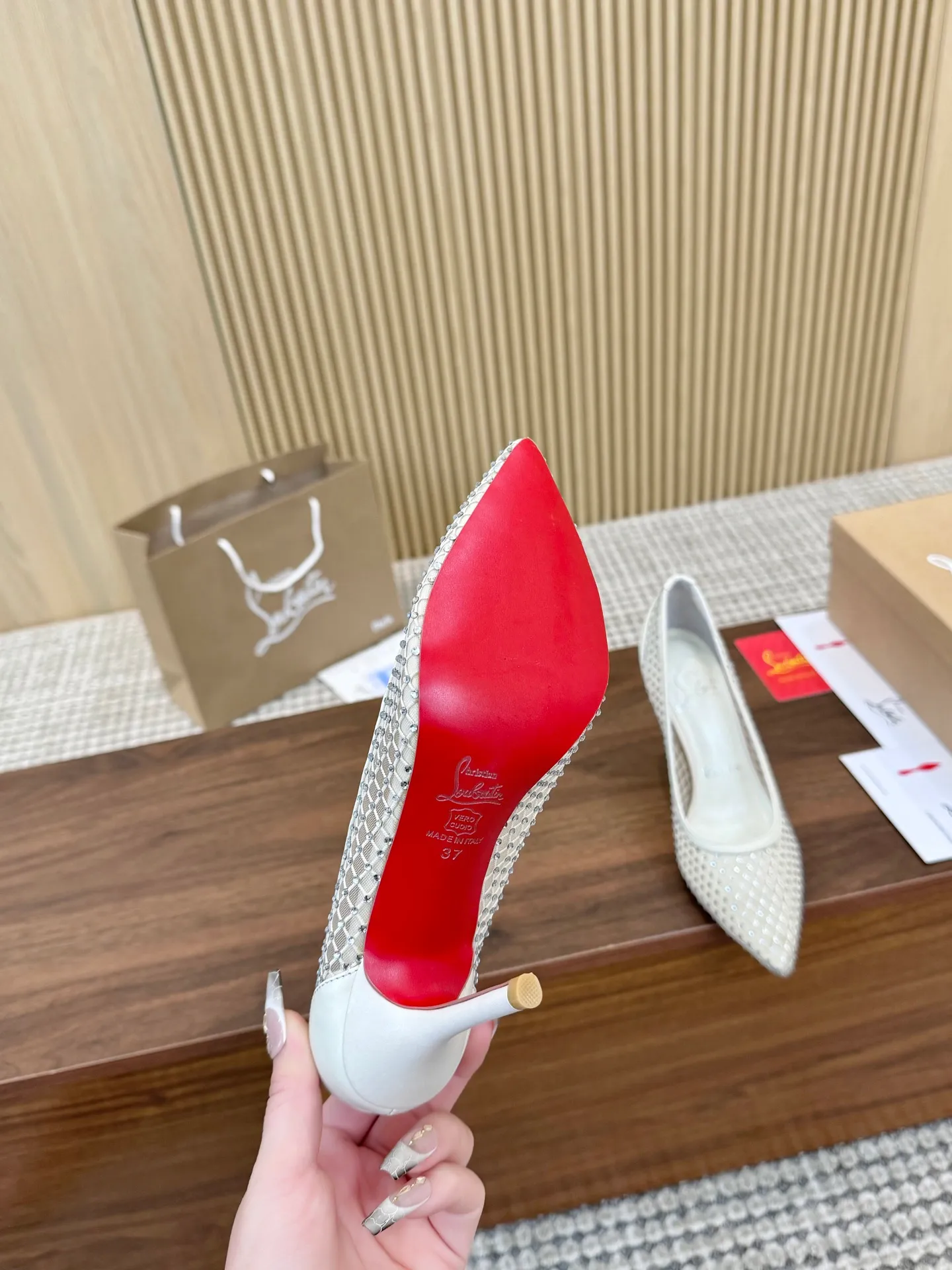 👟👟Ex-factory price 440👟👟 Genuine leather sole +40 Year-round shipment💝Christian Louboutin CL👠 Classic "💎Cow Patent Leather💎Series" noble and luxurious, real blingbling✨ Real materials, all customized by the pattern maker, and the materials are made of original customized materials, achieving the taste of the original 6 color options💍 Upper: imported 👉cow patent leather💪 lining: sheepskin foot pad/lining code number: 34-40.41.42 heel height: two options: 10.5cm and 8.5cm